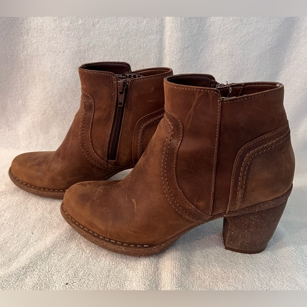 Clarks Boots Brown Leather
Size 7.5